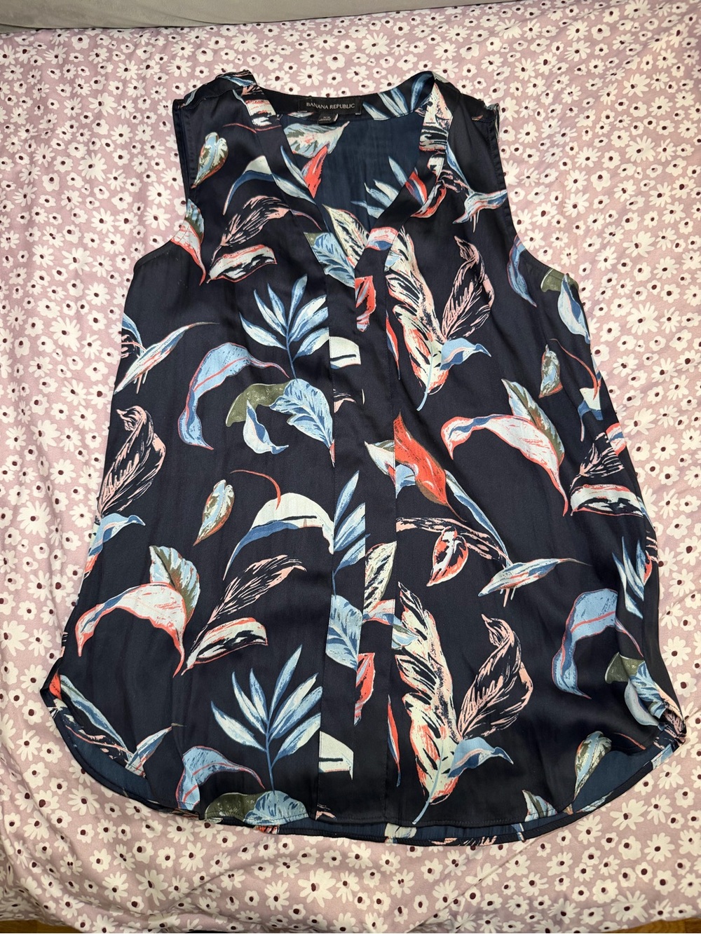 Banana Republic XS Sleeveless Floral Blouse Navy Tropical Print V-Neck Top - Picture 2 of 10